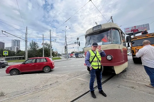 На Космонавтов образовалась пробка после аварии с трамваем — фото