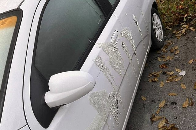 В Екатеринбурге неизвестные обливают машины кислотой