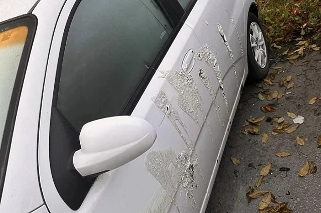 В Екатеринбурге неизвестные обливают машины кислотой