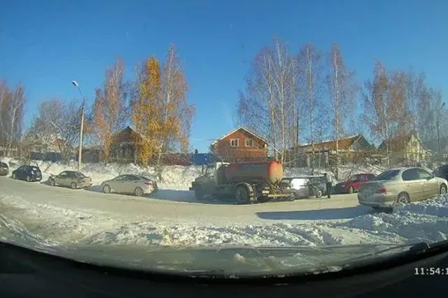 Грузовик ассенизатора снес три легковушки в Верхней Пышме