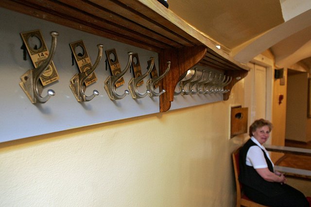 Гардеробщица приморской школы воровала у учеников телефоны и дарила их внукам