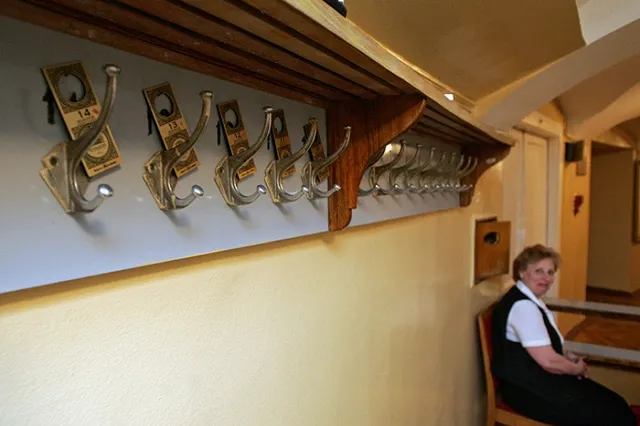 Гардеробщица приморской школы воровала у учеников телефоны и дарила их внукам