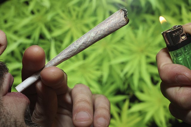 В Таиланде туристам разрешили лечиться марихуаной