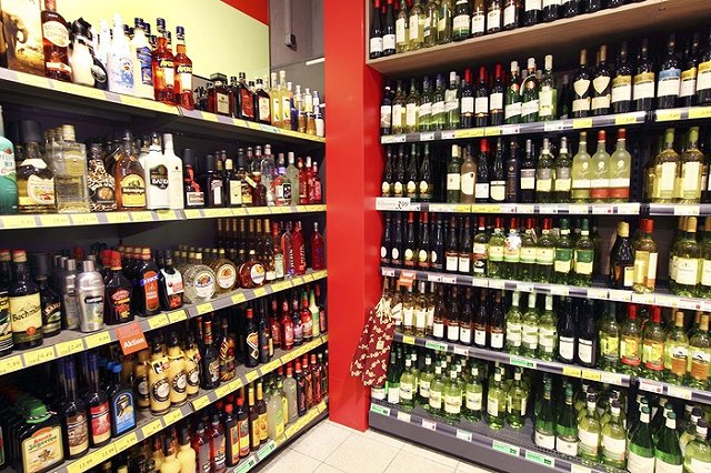 В алкомаркетах после ограничения на часы продажи спиртного появились очереди