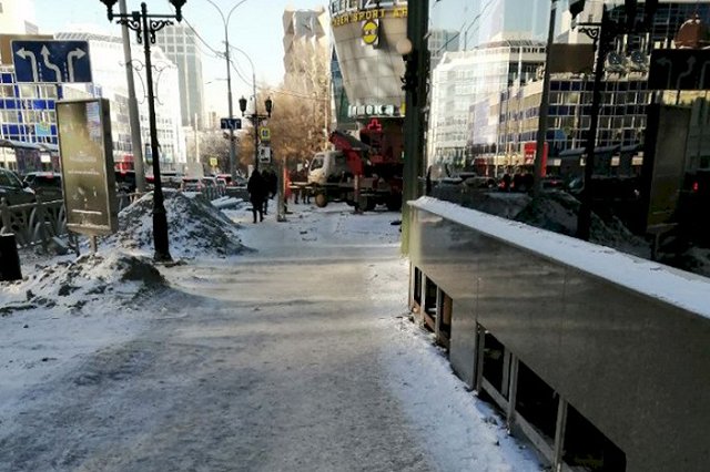 Рядом с «Гринвичем» серьёзно повредили плитку и тротуар