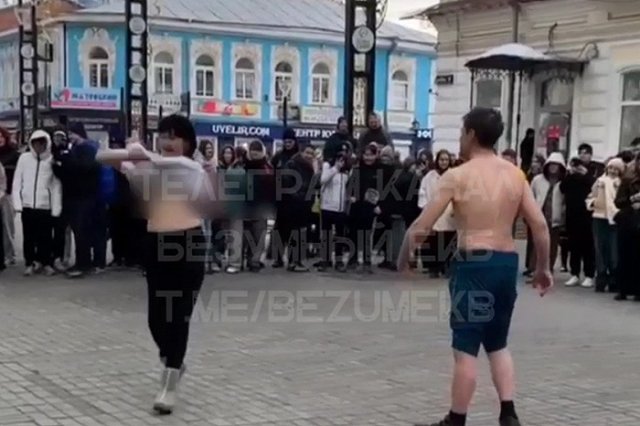 На Вайнера женщина решила показать грудь во время танца — видео