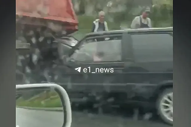На ВИЗе легковушка влетела в грузовик