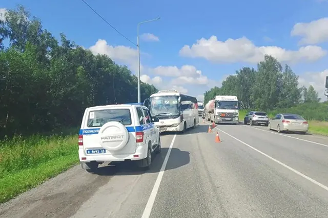 На свердловской трассе пассажирский автобус врезался в легковушку