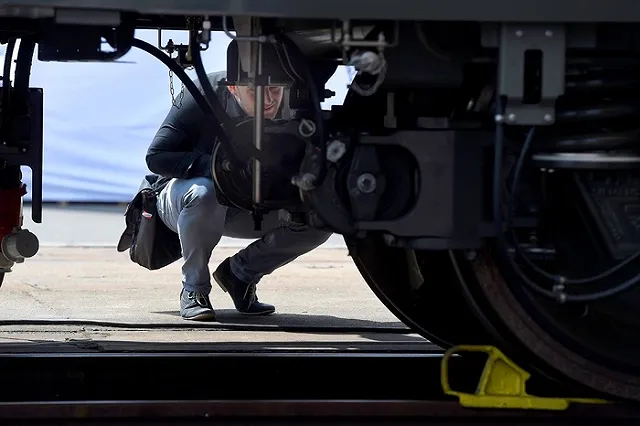 В Ревде поезд сбил монтера, который чистил снег на стрелочном переводе