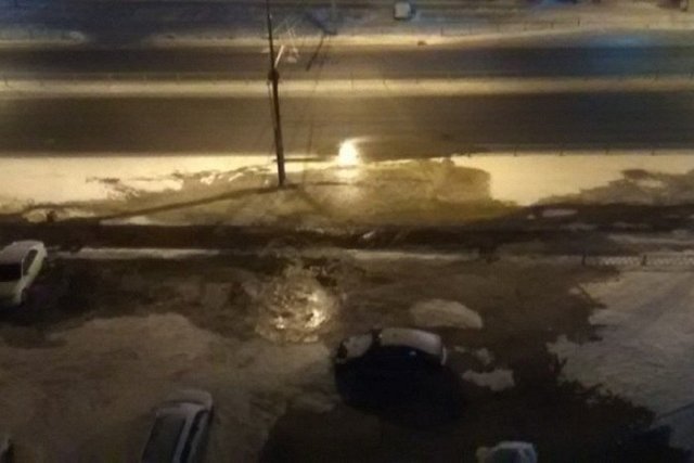 На Уралмаше из-за прорыва трубы образовался опасный каток