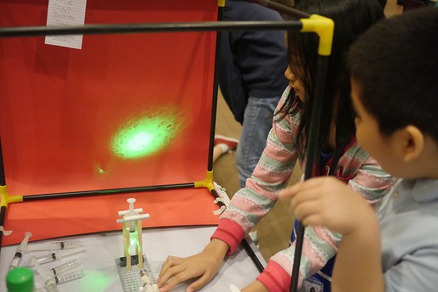 Мальчик прожег себе дыру в глазу лазерной указкой