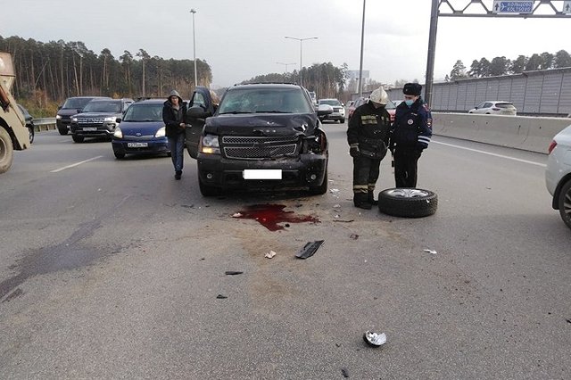 На Кольцовском тракте Chevrolet Tahoe снёс мужчину, которые ремонтировал машину посреди дороги