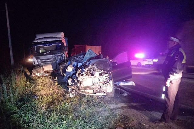 Возле Новосвердловской нефтебазы в ДТП с фурой насмерть разбился молодой отец