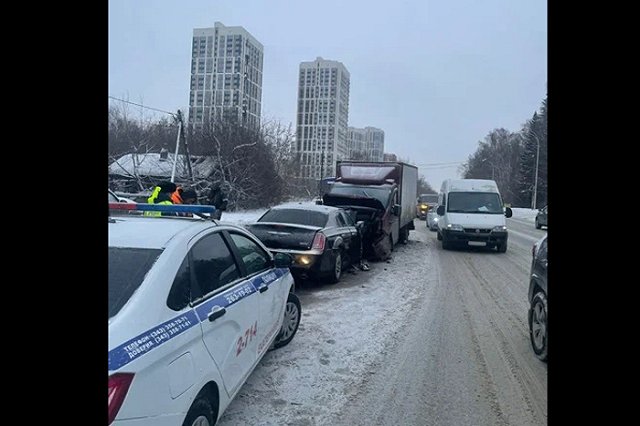 Пожилой водитель Chrysler погиб в результате ДТП на проспекте Космонавтов