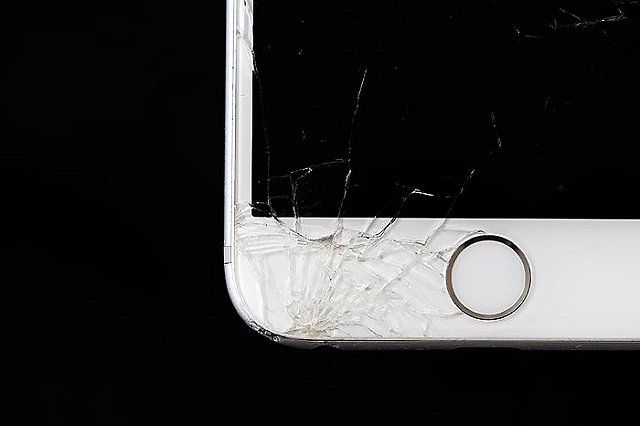 Свердловчанин нашел после ДТП телефон и с него перевел себе почти 50 тысяч рублей