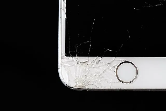 Свердловчанин нашел после ДТП телефон и с него перевел себе почти 50 тысяч рублей