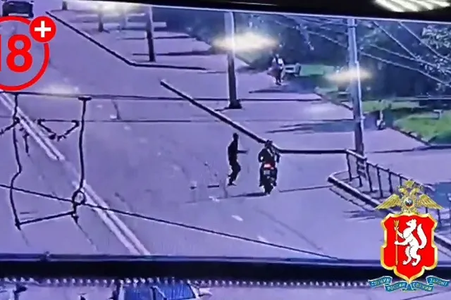Появилось видео смертельного наезда мотоциклиста на пешехода на Крауля