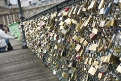 Мост в Париже обрушился под тяжестью замков туристов