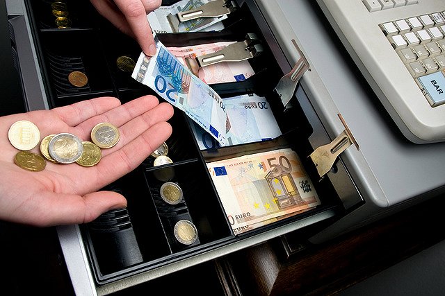 В Первоуральске трое молодых людей обчистили магазин под прицелом камер