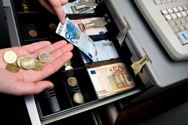 В Первоуральске трое молодых людей обчистили магазин под прицелом камер