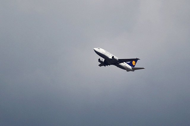 В аэропорту «Кольцово» задержали киргиза, курившего на борту самолета