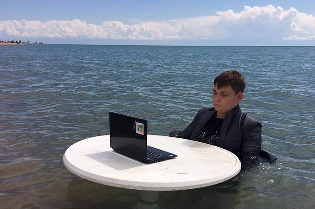 Челябинский автор мема «Менеджер в болоте» повторил свой трюк