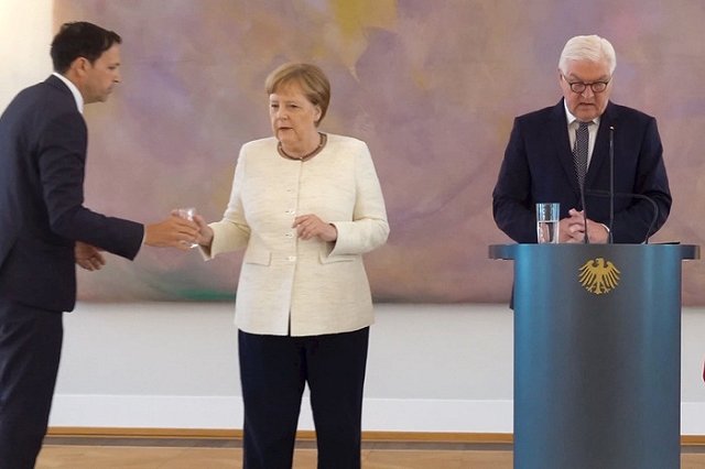 Кремлевский врач назвал причину дрожи у Меркель