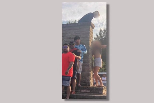 Незнакомка испортила семейный снимок, задрав майку