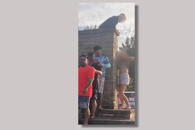 Незнакомка испортила семейный снимок, задрав майку