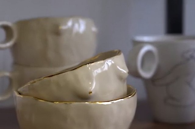 В Екатеринбурге сотрудницы детской художественной школы лепят посуду с гениталиями — видео