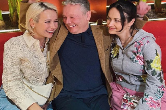 Клава Кока отпраздновала день рождения папы и подарила ему часы Rolex