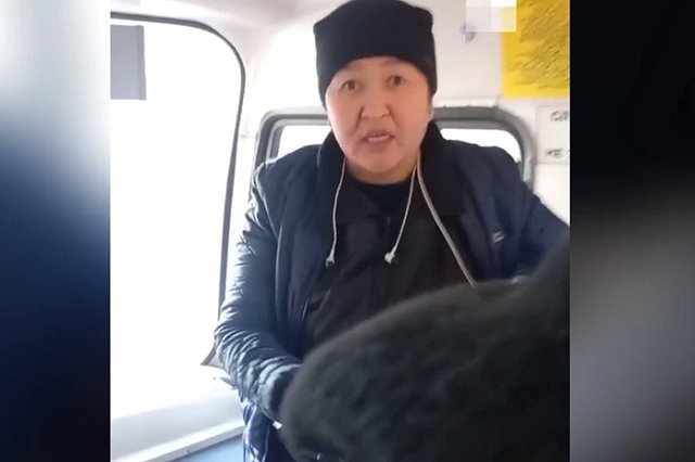 В Екатеринбурге кондуктор ударила пассажирку, которая заступилась за старика