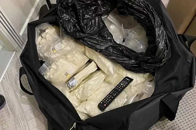 На ВИЗе задержали приезжего майора полиции с 35 кг наркотиков