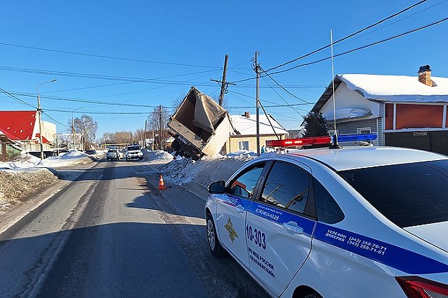 В Алапаевске трёх человек госпитализировали после ДТП с грузовиком