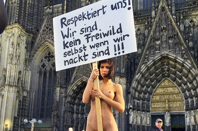 Швейцарская художница предложила прохожим потрогать ее интимные места