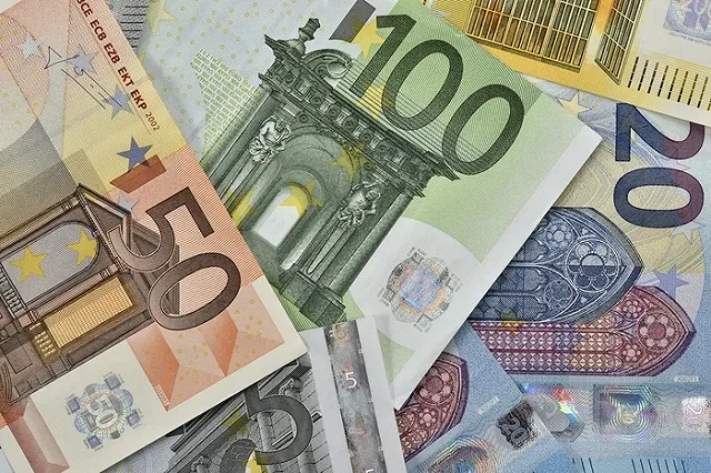 Екатеринбурженка чудом не поменяла крупную сумму в рублях на «кукольную» валюту