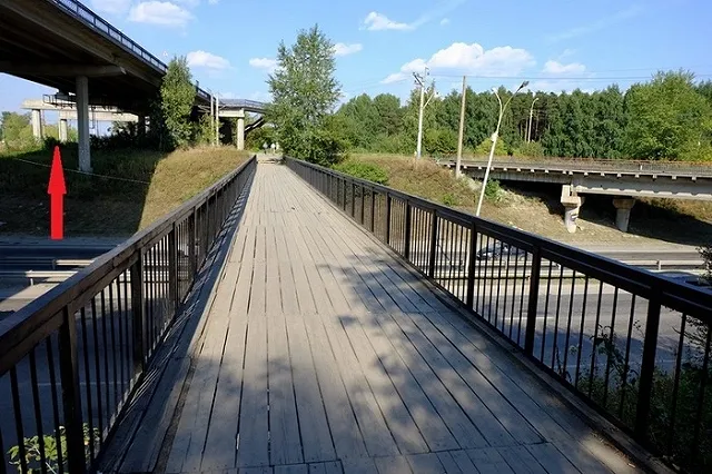 Самосвал обрушил пешеходный мост в Подмосковье, есть пострадавшие (ФОТО)