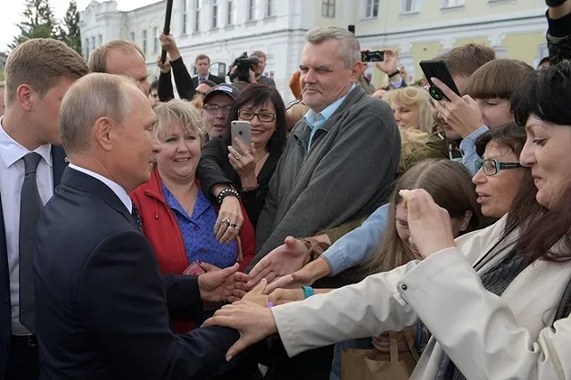 Политолог: Имидж всесильного царя рухнул, народ не простит Путину слабости