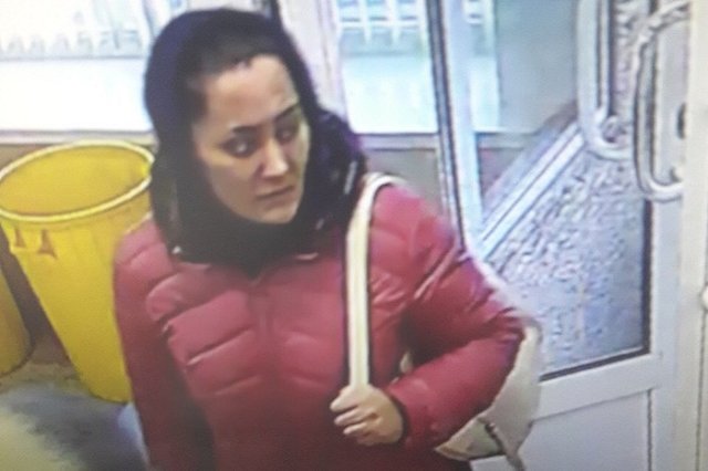 Медсестра лишилась золота после того, как дала попить воды женщине в платке