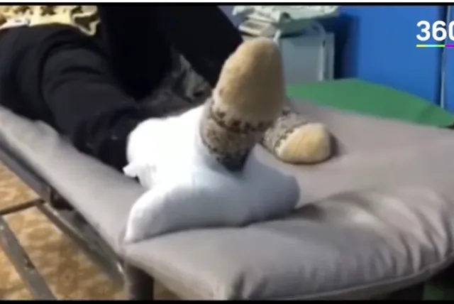 Бабушку с шиной из швабры госпитализировали после вмешательства властей