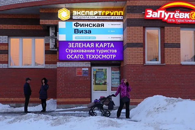 В Тюменской области под снегом, сорвавшимся с крыши, погиб пенсионер