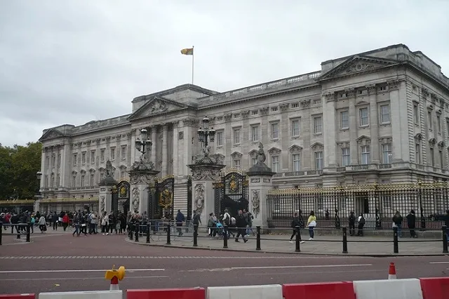 Слуга из Букингемского дворца признался в кражах