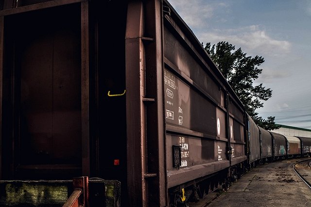 В Свердловской области на предприятии рабочему размозжило голову вагоном