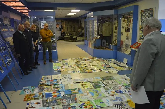 Дети свердловских силовиков нарисовали пап и мам на службе