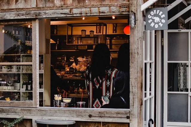 В центре Екатеринбурга ларек с кофе рухнул на машины