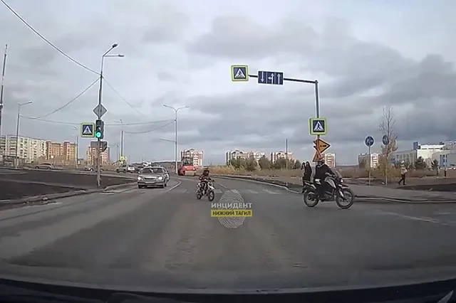 По улицам свердловского города проехал маленький мальчик на мотоцикле