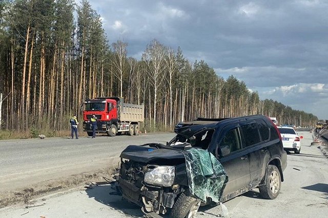 На ЕКАД иномарку из-за ветра отбросило на грузовик