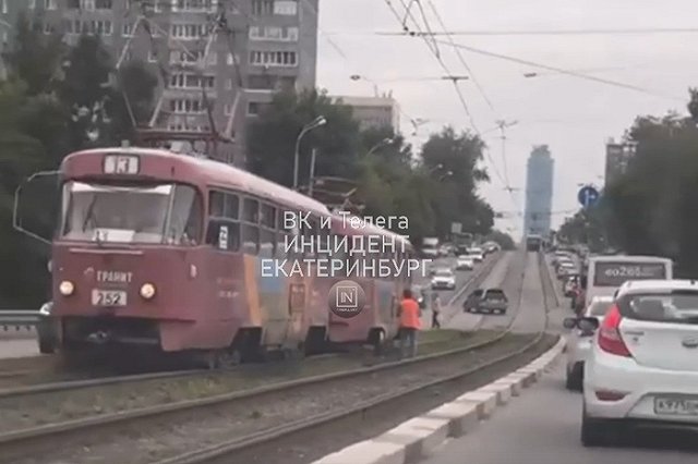 На Малышевском мосту у трамвая на ходу отвалились колёса