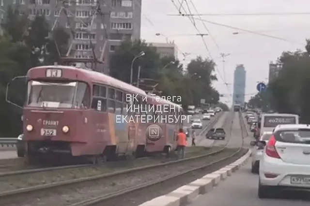 На Малышевском мосту у трамвая на ходу отвалились колёса