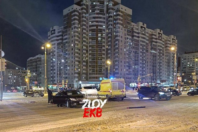 В Екатеринбурге водитель легковушки влетел в машину скорой помощи